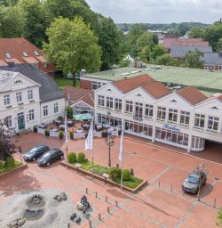 Hotel mit Parkplatz aus der Luft