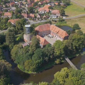 Schloss mit Graben aus der Luft