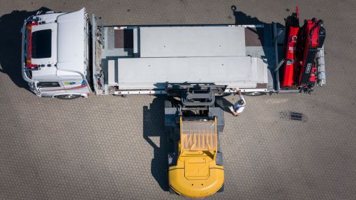 Transporter und Gabelstapler aus Luft fotografiert