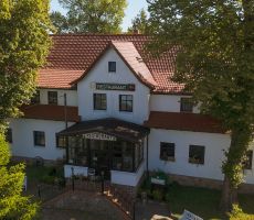 Eingang eines Hotels aus der Luft