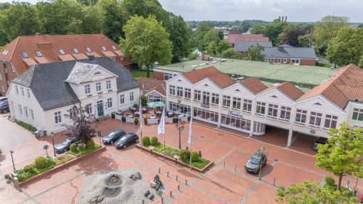 Hotel mit Parkplatz aus der Luft
