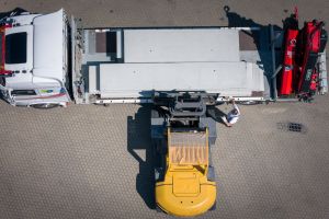 LKW Transporter und Gabelstapler aus der Luft