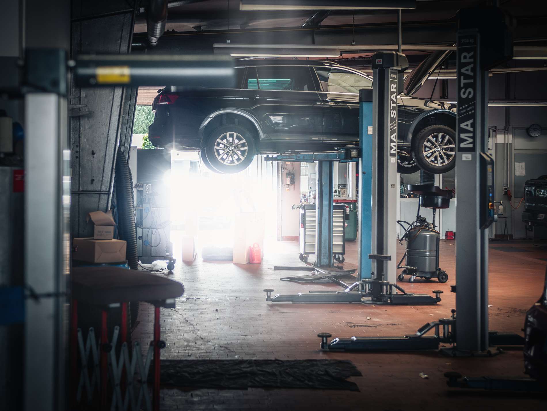 Hebebühne mit Auto in Werkstatt