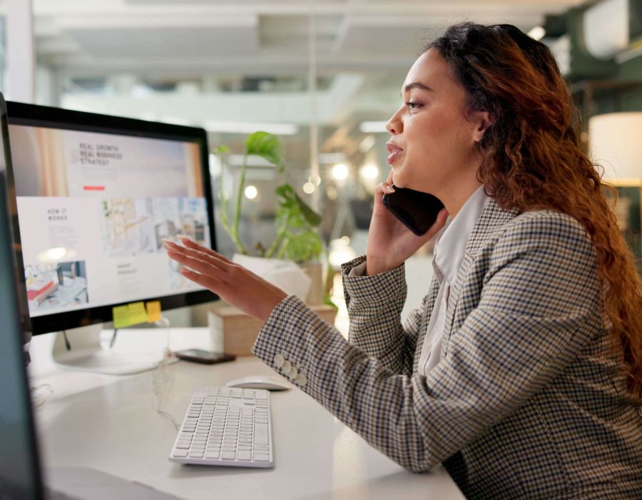 Frau telefoniert am Arbeitsplatz