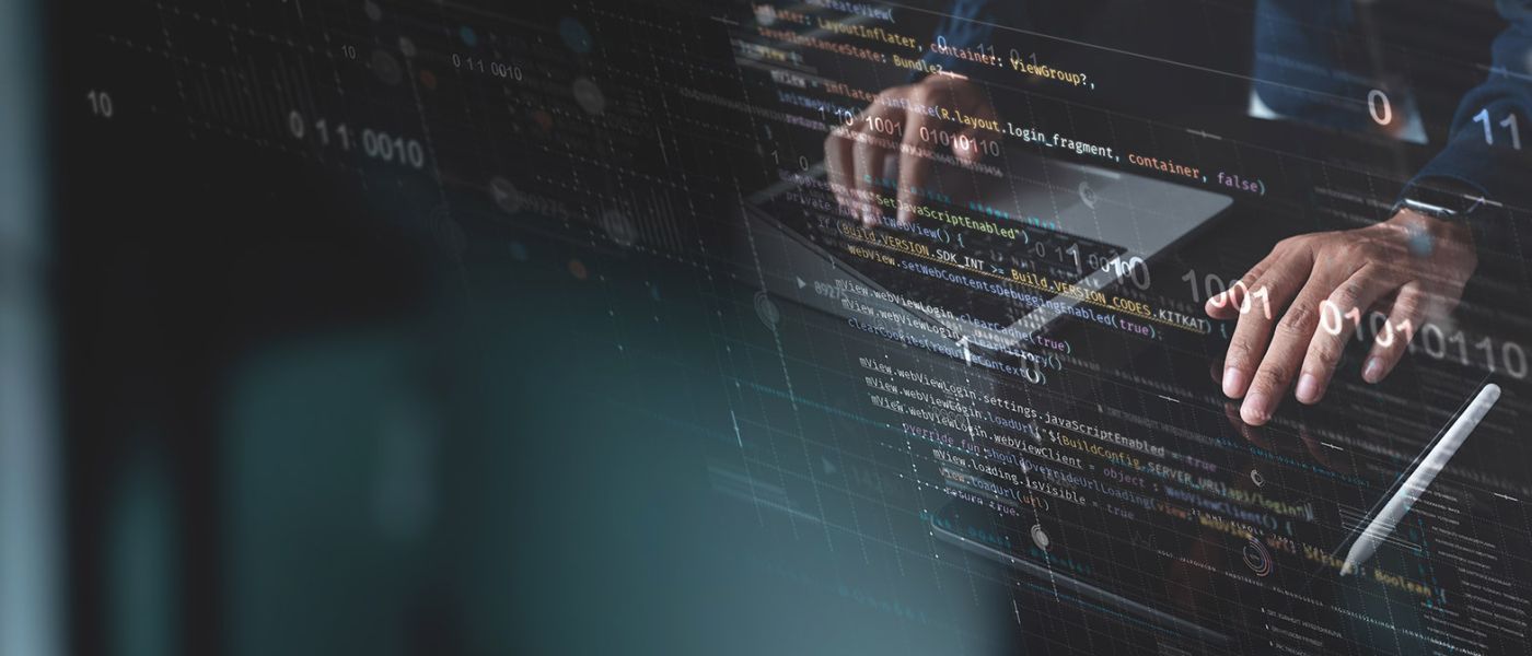 Hintergrundbild Mann schreibt auf Leptop mit Code