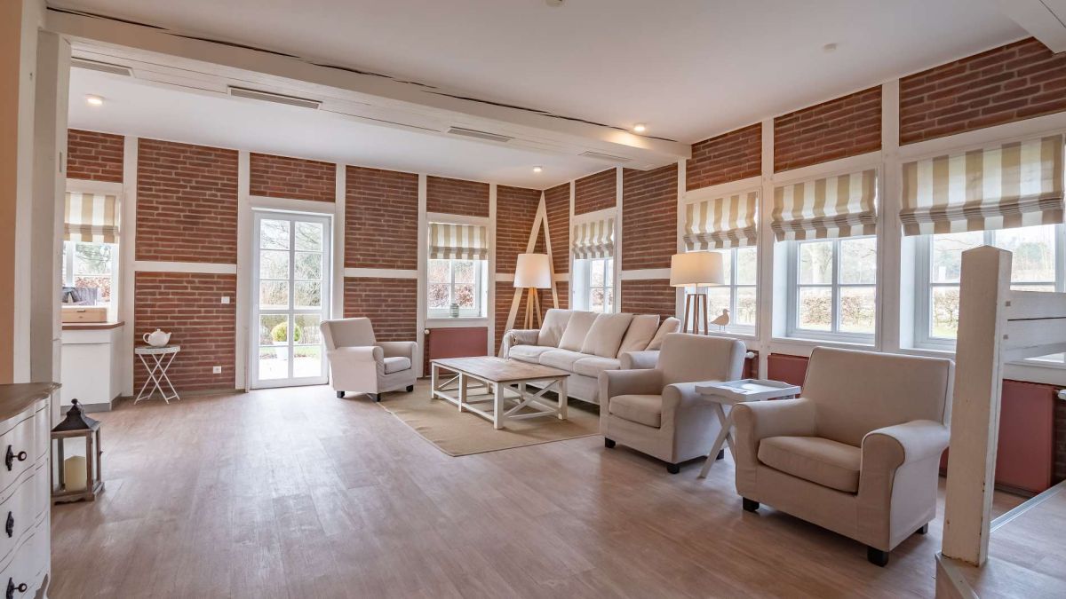 Raum mit Couches, Sessel und Tischen