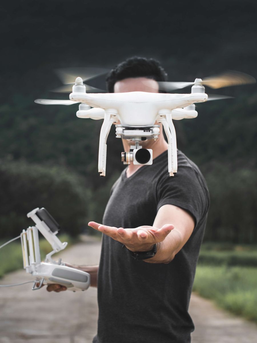 Mann lässt Drohne losfliegen