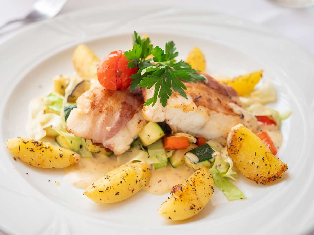 Fisch und Kartoffeln auf Teller